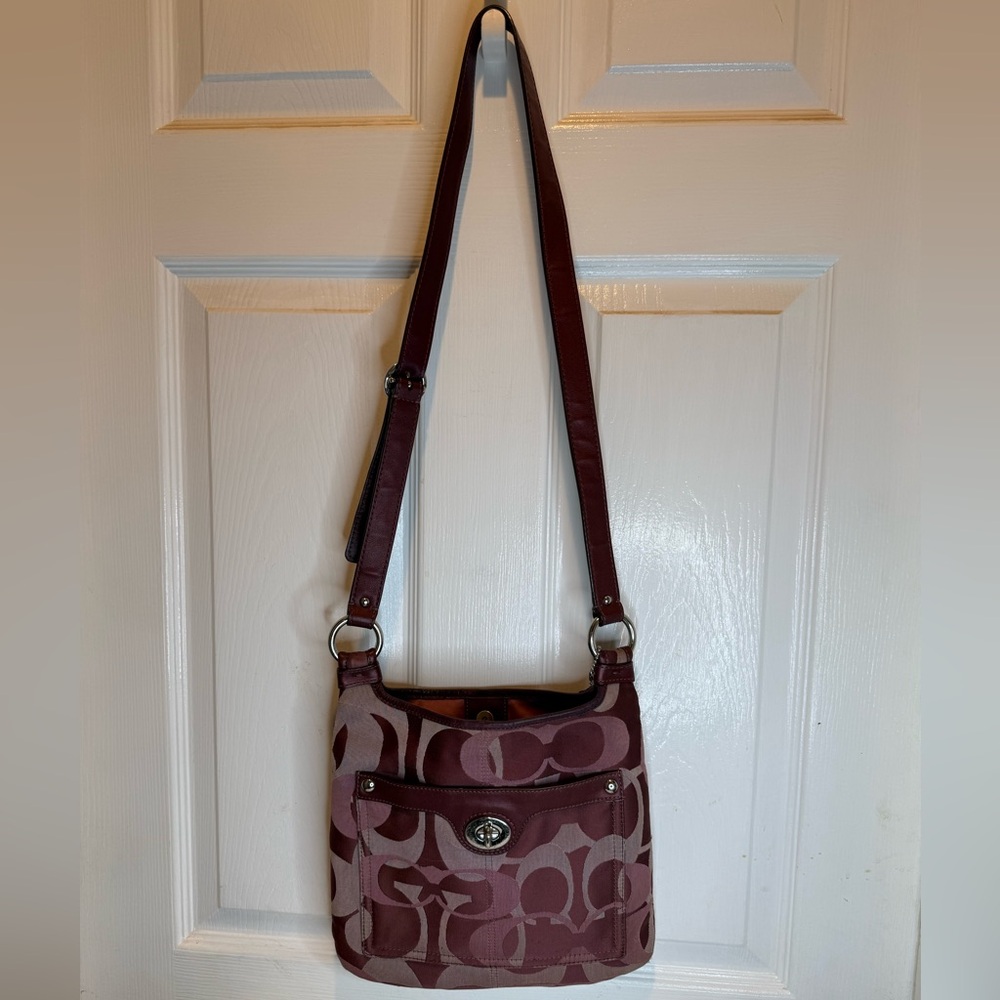 COACH PENELOPE OPTIC SIGNATURE HIPPIE CROSSBODY BAG F17479 - Picture 3 of 16